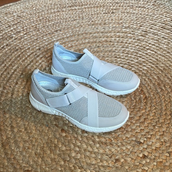 OTBT Vicky in Dove. NWB. So comfortable. - Picture 6 of 11